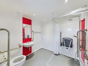 platamium bathroom - click for photo gallery